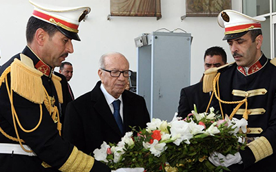 Caid Essebsi lit la fatiha à la memoire des victimes de l'attentat du Bardo.