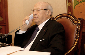 Caid Essebsi au téléphone.