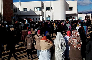 Foule devant hopital de Kasserine