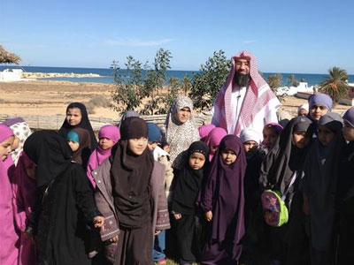 Nabil Al-Awadi avec des petites filles en hijab Tunisie 