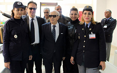 Caid-Essebsi-pose-avec-des-policieres-a-Ksar-Gafsa