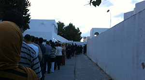 Electeurs-devant-un-bureau-de-vote