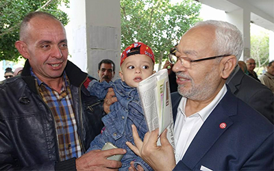 Rached-Ghannouchi-pose-avec-un-enfant