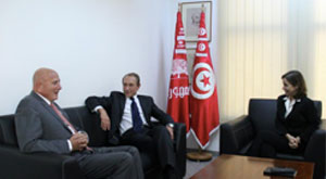 Tunisie. Bertrand Delanoë reçu par Maya Jeribi et Nejib Chebbi au siège d’Al-Jomhouri