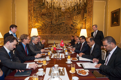 Réunion de travail précédant la signature de l'accord.