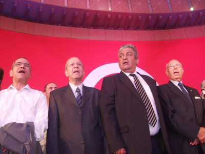 Khemaies Ksila, Mohamed Elloumi, Mondher Haj Ali, Lazhar Akremi Chebbi chantent l'hymne national.