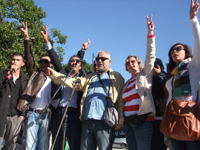 Ezzeddine Gannoun au centre entonne l'hymne national.