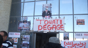 Lotfi Touati n'est pas au bout de ses peines. Rejeté de Dar Assabah puis contesté au Centre de documentation national (Cdn), où le gouvernement Ennahdha l'a nommé, il doit comparaître bientôt devant la justice.