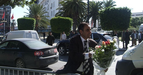 Un cadre de la police offre des fleurs aux passants.