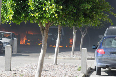 Les assaillants salafistes mettent le feu au parking de l'ambassade américaine.