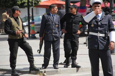 Quatre corps de police dans un mouchoir.