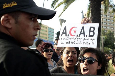 Des femmes manifestent devant le Palais de justice de Tunis le jour du procès de la jeune femme violée par des policiers.