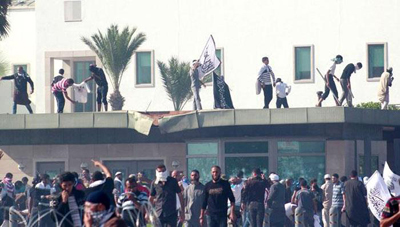 Ansar Al-Charia plantent leur drapeau au fronton de l'ambassade américaine à Tunis.