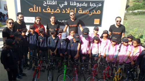 Les enfants de l'école Ouled Dhifallah posent avec leurs vélos