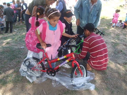 Les enfants deěcouvrent leurs bicyclettes