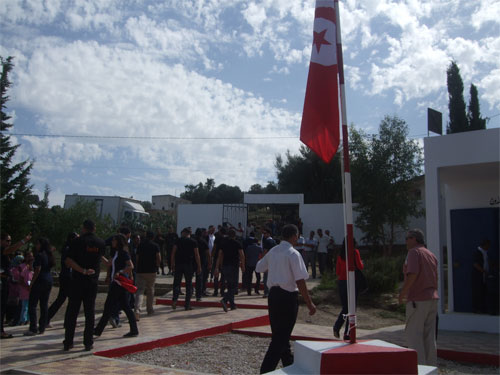 Le drapeau national planteě dans la cour de l'école