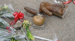 L'individu qui a détruit, dimanche soir, l'œuvre d'art placée devant le mémoriel du martyr Chokri Belaïd, devant chez lui, à El Menzah VI, a été arrêté par la police.