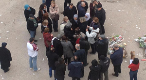 Basma Khalfaoui, épouse de Chokri Belaïd, assassiné le 6 février, écoeurée par la destruction, hier soir, du mémorial érigé à la mémoire de son époux placé devant son domicile, lance un appel à un rassemblement de protestation ce soir à El Menzah VI.