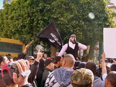 Des salafistes manifestent devant l'ambassade de France à tunis. (Ph.Mohamed M'Dalla