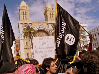 Des salafistes manifestent devant la cathédrale de Tunis.(Ph.Mohamed M'Dalla)