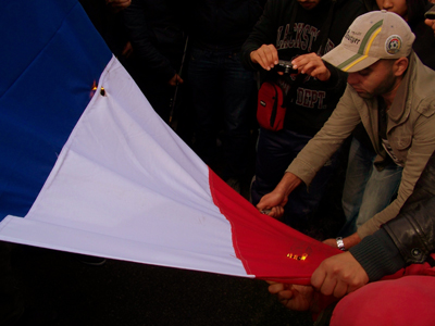 Extrémistes religieux brûlent le drapeau français devant l'ambassade de France.(Ph.Mohamed M'Dalla)