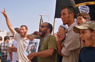 Le portrait de Ben Laden brandi par des extrémists religieux à Tunis, en septembre 2012. (Ph.Mohamed M'Dalla)