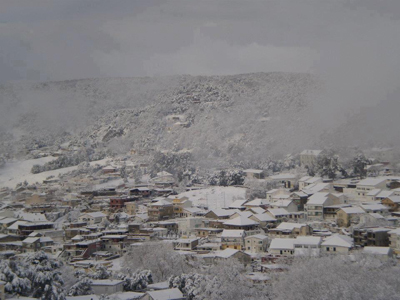 Un manteau de neige couvre, depuis hier jeudi, les hauteurs d'Aïn Drahem (gouvernorat de Jendouba, nord-ouest).