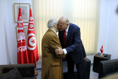 Caïd Essebsi accueilli par Néjib Chebbi au siège du Parti républicain, samedi 19 janvier 2012.