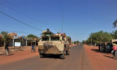 Un véhicule blindé de l'armée française patrouille à Segou, au Mali, le 18 janvier 2013