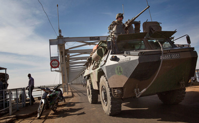 L'armée française traverse le fleuve Niger à Markala, au Mali