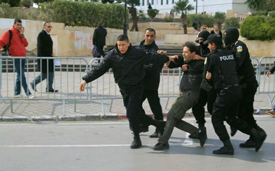 policier arrestation manifestant lpr 2 28