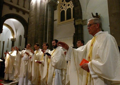 Des prêtres priant à la cathédrale de Tunis en avril 2005.