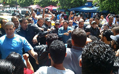 La-police-charge-de-jeune-manifestants-a-Tunis