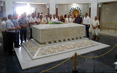 Fatiha-sur-la-tombe-de-Bourguiba