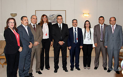 Mehdi-Jomaa-pose-avec-les-membres-de-Isie