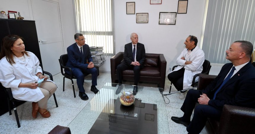 Saïed rend visite à l’épouse de Taoufik Charfeddine, blessée suite à une explosion causée par une fuite de gaz