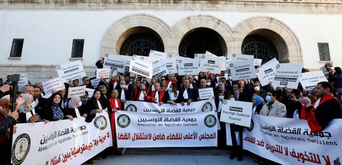 Tunisie : Les anciens bâtonniers des avocats lancent un comité de défense des magistrats révoqués