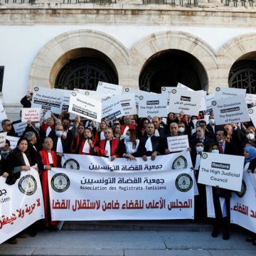 Tunisie : les juges révoqués reviennent à la charge