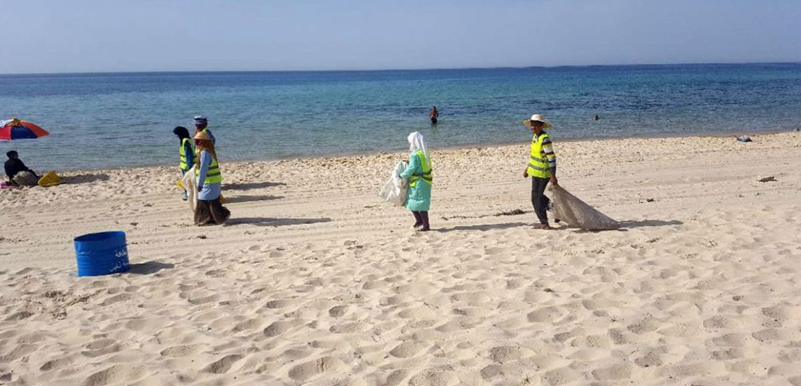Tunisie : les jardiniers des plages se trompent de «détritus»