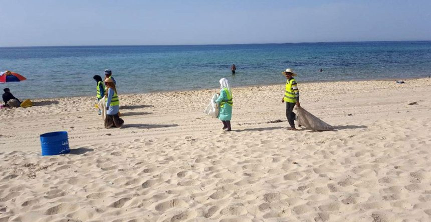 Tunisie : les jardiniers des plages se trompent de «détritus»