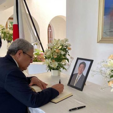 Tunisie-Japon : Jerandi signe le registre de condoléances en hommage à Shinzo Abe, assassiné à Nara
