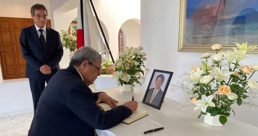 Tunisie-Japon : Jerandi signe le registre de condoléances en hommage à Shinzo Abe, assassiné à Nara