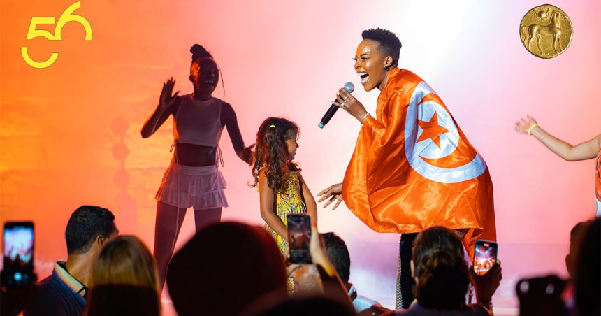 Festival international de Carthage : Nomcebo Zikode enflamme la scène en portant le drapeau tunisien (Photos)