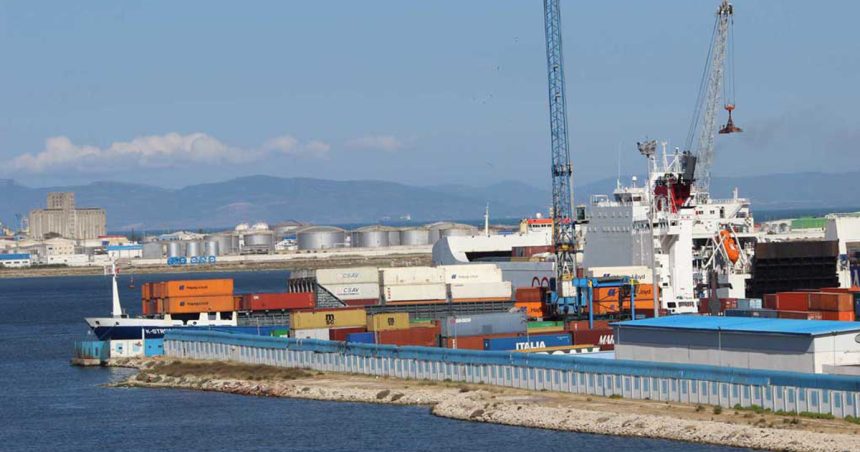 Un navire transportant 6000 tonnes d’huile végétale quitte le port de Sousse sans décharger sa cargaison : Explications du ministère du Commerce