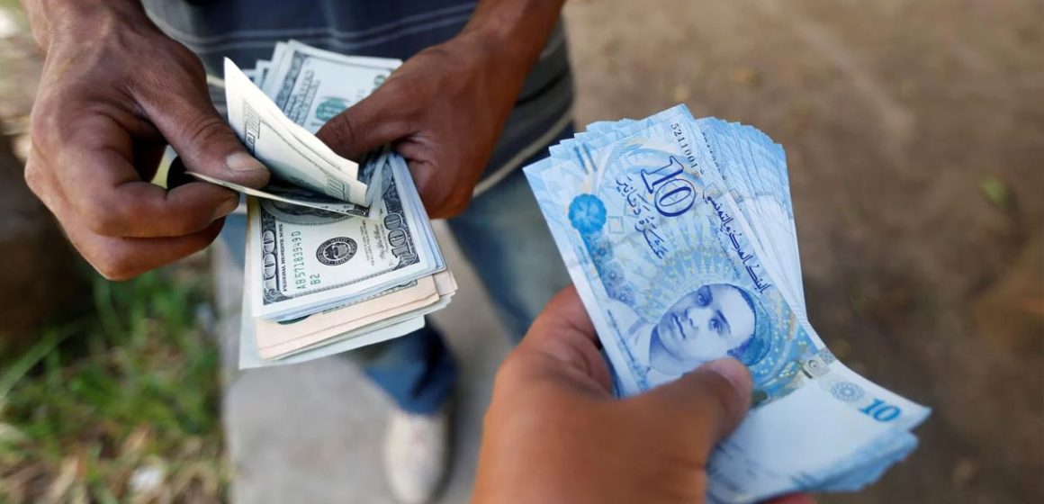 Tunisie : la valeur du dinar continue de s’éroder face au dollar et à l’euro