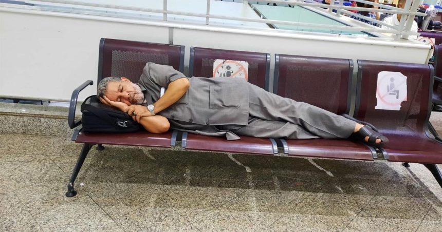 Maher Medhioub appelle à soutenir Noureddine Khadmi, qui poursuit son sit-in à l’aéroport de Tunis-Carthage