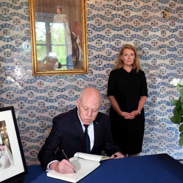 Tunisie- Royaume-Uni : Saïed signe le registre de condoléances en hommage à la reine Elizabeth II (Photos & vidéo)