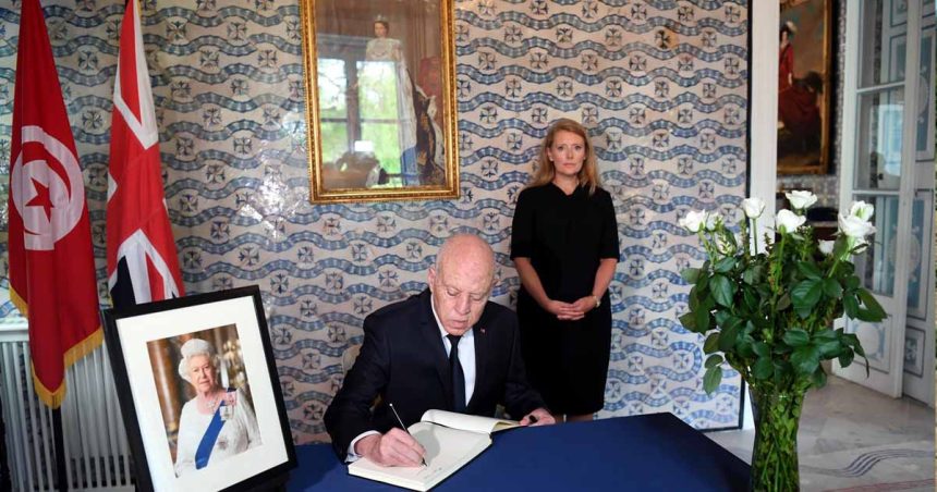 Tunisie- Royaume-Uni : Saïed signe le registre de condoléances en hommage à la reine Elizabeth II (Photos & vidéo)