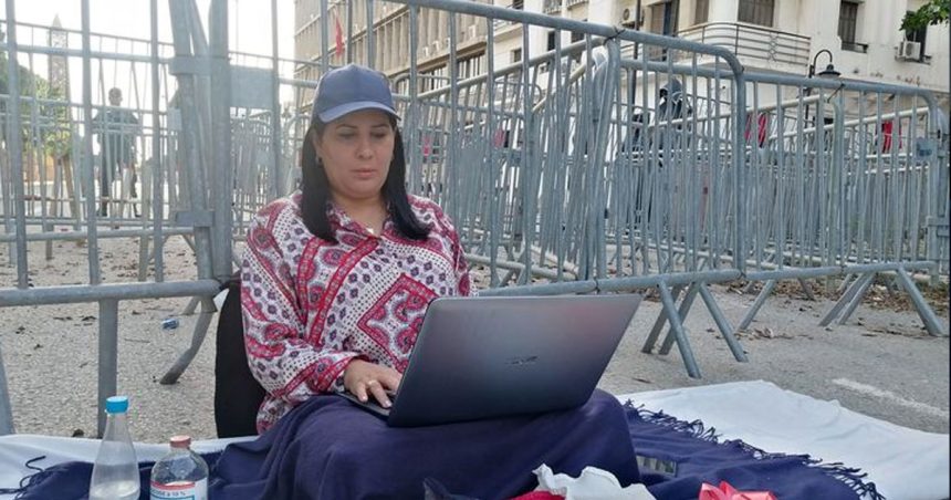 Tunisie : Moussi observe une grève de la faim devant le ministère de l’Intérieur