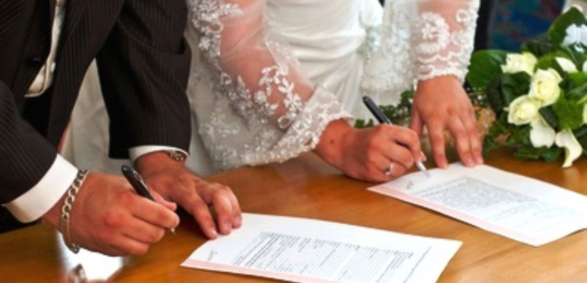 Les Tunisien(ne)s se marient de moins en moins